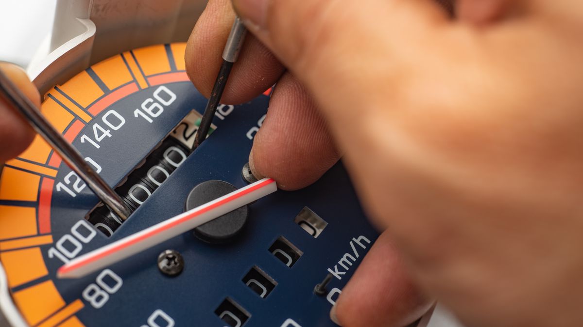 Že se stáčení kilometrů týká jen starších aut? Omyl, podvádí se i u těch nejmladších ojetin, čísla jsou děsivá